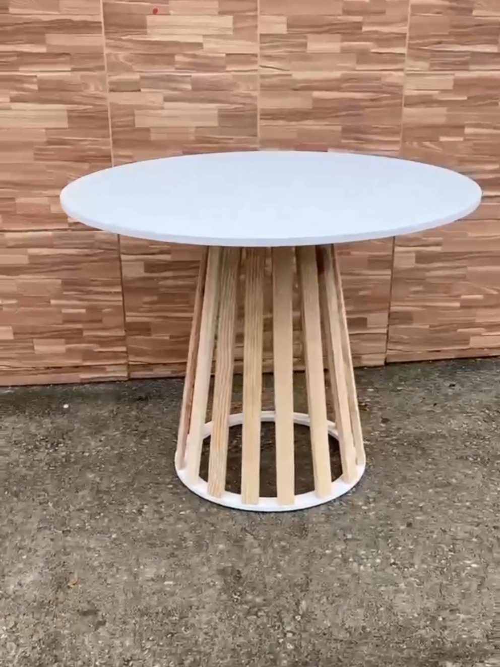 #CapCut Transforme suas refeições em momentos ainda mais especiais com a nossa mesa de jantar de até 4 lugares! Feita com madeira de pinus e MDF branco de 15mm, ela combina resistência e beleza, trazendo um toque moderno e sofisticado para sua casa. A base ripada adiciona um charme exclusivo, valorizando o design e tornando o ambiente mais acolhedor. Ideal para quem busca praticidade e elegância em um único móvel, essa mesa é perfeita para pequenas reuniões familiares ou para um jantar descontraído com amigos. A combinação da madeira de pinus com o MDF branco garante não apenas durabilidade, mas também um visual clean e atemporal, que combina com qualquer estilo de decoração. E o melhor: você pode aproveitar a **facilidade de pagamento** com parcelamento em até **4x sem juros**, garantindo que a mesa dos seus sonhos cabe no seu orçamento! Não deixe essa oportunidade escapar! Adquira agora sua mesa de jantar e eleve o estilo e a funcionalidade da sua casa.