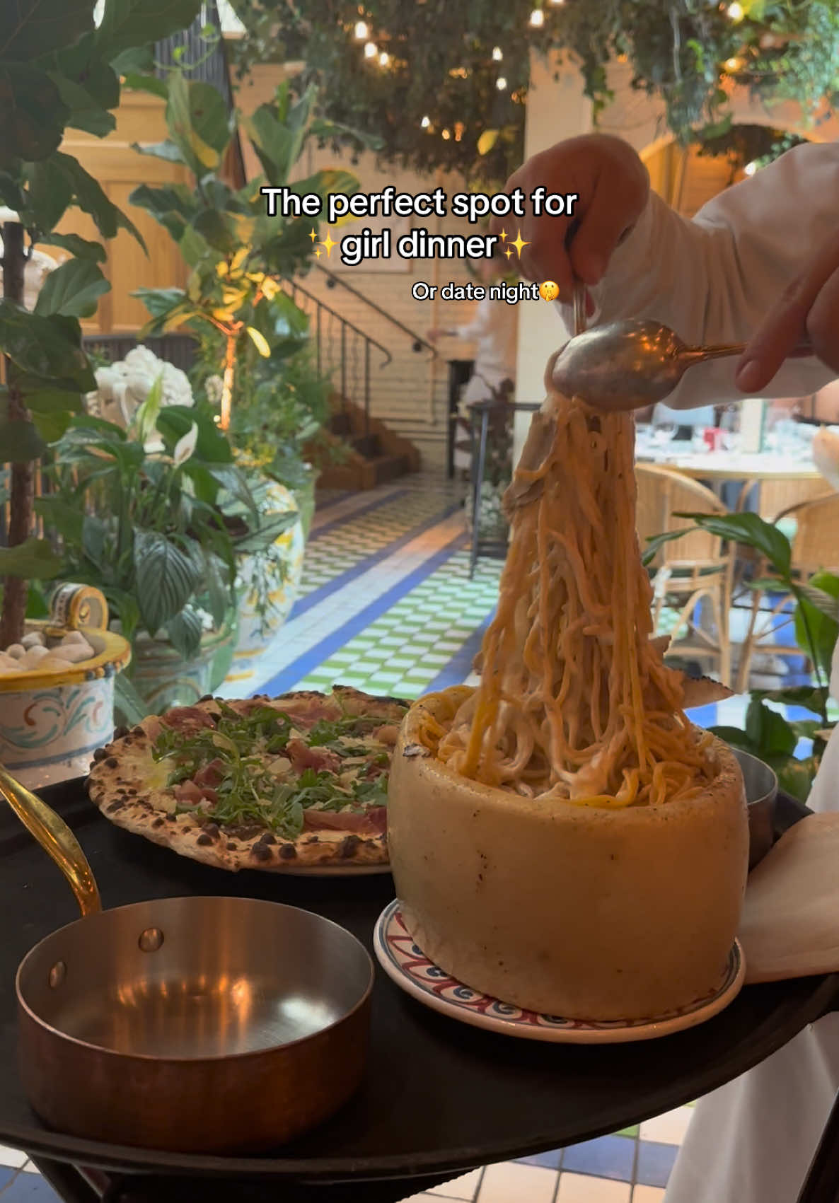 One of the best Italian restaurants in London! Had such a nice girl dinner here!🥰 #restaurantsinlondon #londonfood #londonfoodie #jacuzzirestaurant #jacuzzirestaurantlondon #girlnight #girldinner 