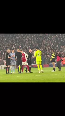 COIN TOSS BY LISA #LISAxGuinness #LISAxPremierLeague #lisa #lalisa #LISA #LALISA #lisamanoban #lisaglobalitgirl #footballtiktok  #foryou #fyp 