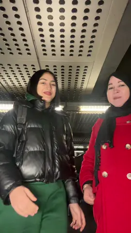 la sua faccia spaventata tipo “aiutatemi vi prego mi ha obbligata” mi fanno spaccare🤣