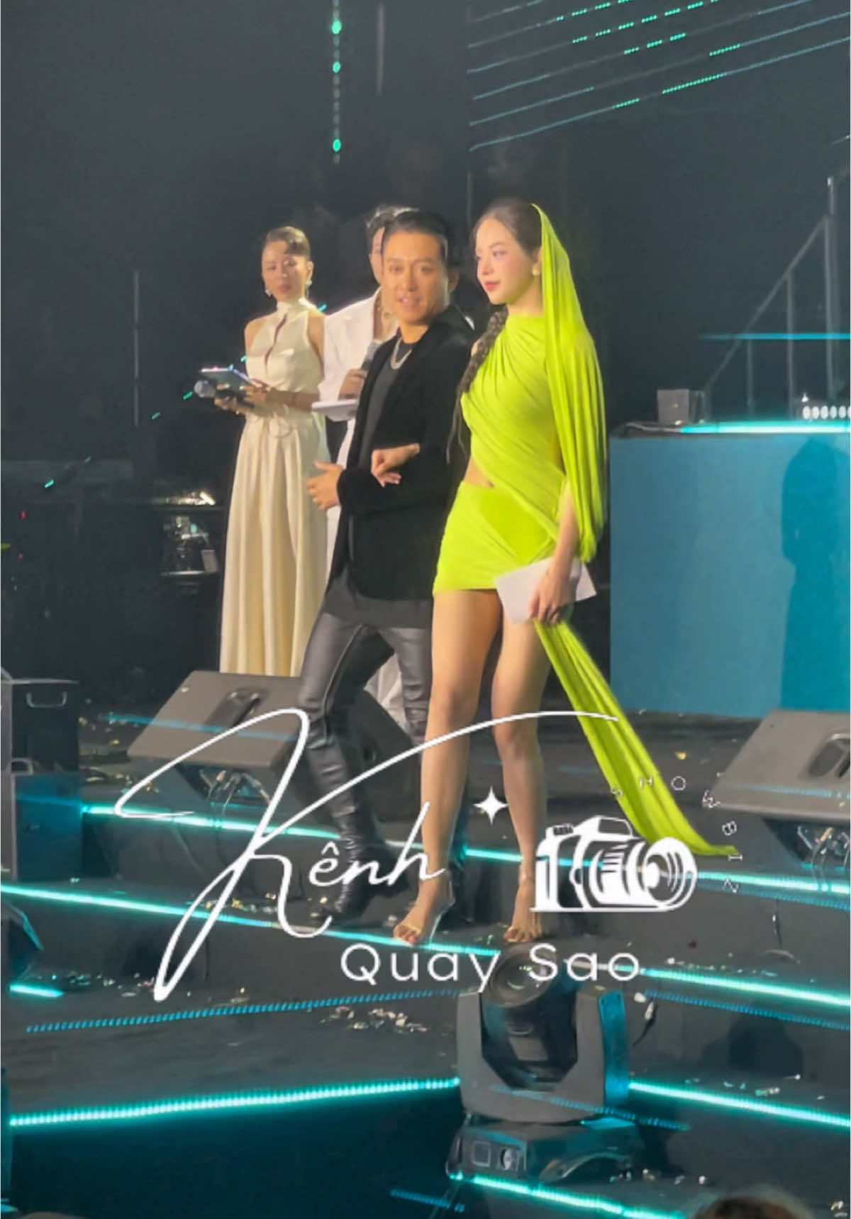 Hoa hậu Thanh Thuỷ với chiếc body nhiều cô gái mơ ước lên trao giải tại Làn Sóng Xanh #kenhquaysao #showbiznewsbykenhquaysao #lansongxanh #huynhthithanhthuy #missinternational 