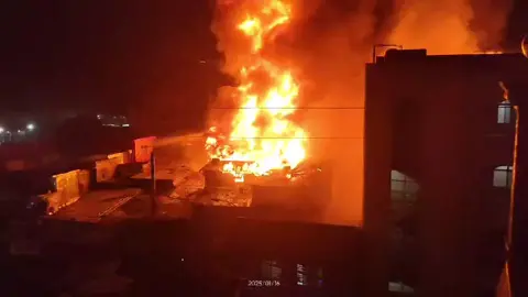 Sumiklab ang sunog sa isang residential area sa Sampaloc, Manila ngayong umaga.  Itinaas na sa ikaapat na alarma ang sunog. | via EJ Gomez/GMA Integrated News VIDEO COURTESY: Leander Lucena