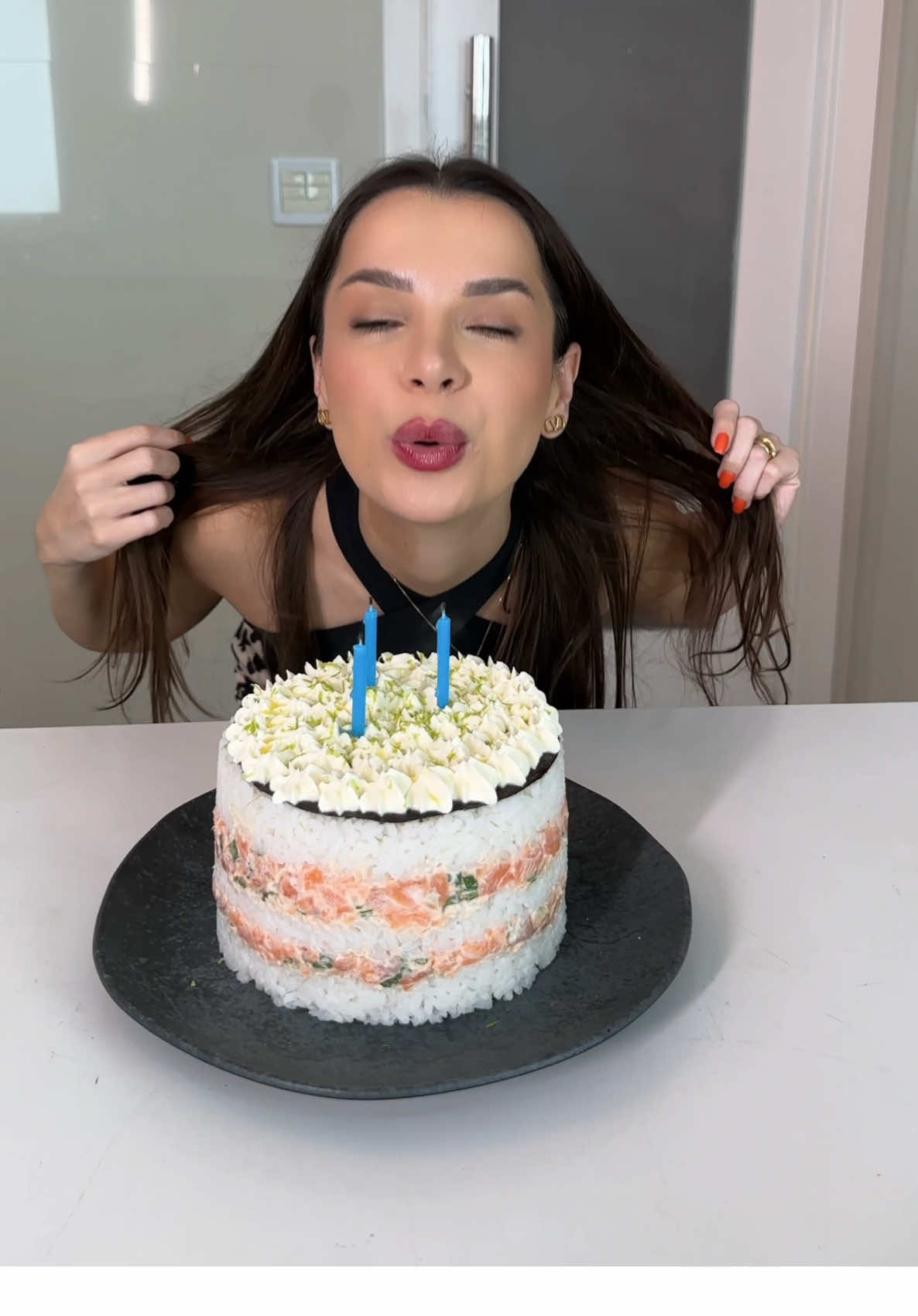 Bolo que não é bolo de Sushi? E aí, encara ou passa? 🎂🍣