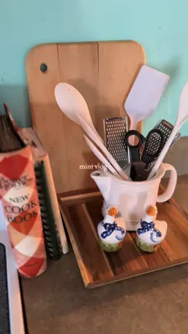 Thrift finds and how I styled them. #thrift #thriftingfinds #countrydecor #grandma #grandmatok #countrymusic #countrylife #countryhome #granny 