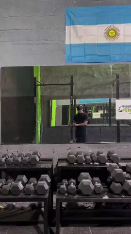 un poco calentamiento biceps, back day voy a por ti