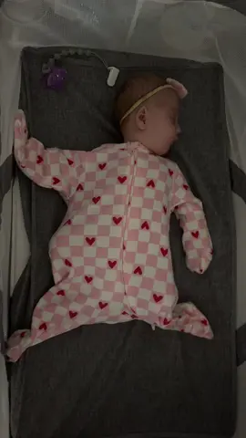 she does she insist on having both her arms and legs tucked in #MomsofTikTok #massfollowing #teamwork #newborn 