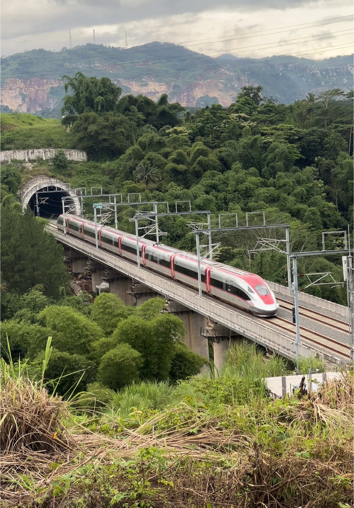 ASMR Whoosh keluar tunnel 9 dan masuk tunnel 8. 🚅 : Whoosh G1240 (Tegalluar-Halim) 📍 : Cirangrang #kereta #keretacepat #keretacepatjakartabandung #keretacepatindonesia #kcic #kcicjakartabandung #whoosh #whooshkeretacepat #kcjb #kcjb🚄  #highspeedtrain #highspeedrail #fyp #fypシ #riaaanhi 
