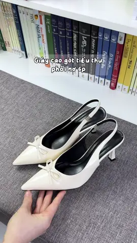 Đôi giày cao gót phối nơ xinh xắn dành cho các nàng đi chơi đi tiệc trong dịp Tết sắp tới đây nha, lên chân tôn dáng và sang lắmm 🥰🥰 #review #giaydepnu #giaycaogot #giayditiec #xuhuong 