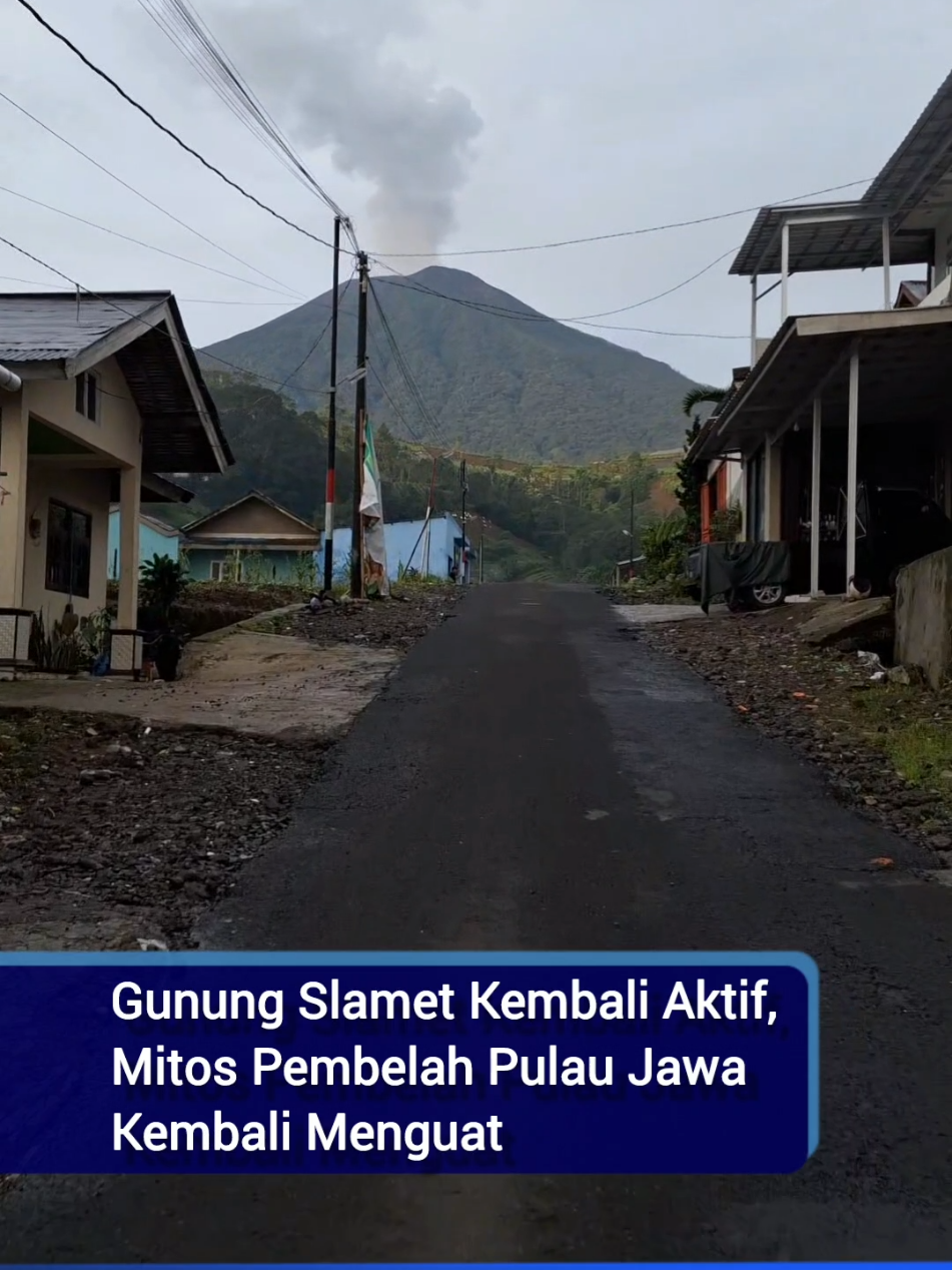 Aktivitas vulkanik Gunung Slamet kembali meningkat, terlihat dari semburan asap yang terpantau pagi ini. Keindahan alam gunung api ini memang tak terbantahkan, namun di baliknya tersimpan beragam mitos yang dipercaya turun-temurun oleh masyarakat sekitar. Salah satu mitos yang paling populer adalah jika Gunung Slamet meletus besar, maka Pulau Jawa akan terbelah menjadi dua bagian.  Meski mitos ini telah beredar luas, para ahli vulkanologi menegaskan bahwa kemungkinan Pulau Jawa terbelah akibat letusan Gunung Slamet sangatlah kecil. Letusan gunung api umumnya memiliki dampak lokal, seperti aliran lava, hujan abu, dan lahar dingin. Namun, masyarakat tetap diimbau untuk tetap waspada dan mengikuti arahan dari pihak berwenang.  video:edellweis.adventure