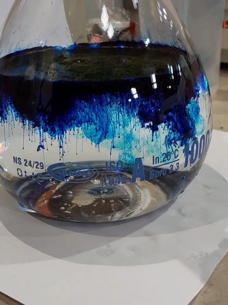 methylene blue #chemistry #breakinbad #methyleneblue #laboratory #blue #volumetric 