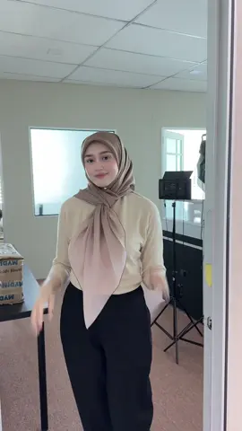 Hanna bagi tahu awal awal stock tak banyak kalau nak grab masuk live hanna 20/1/2025 pukul 830 malam tau 😘