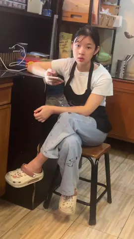 #သူဌေးမနိုင်တဲ့အဖွဲ့ကပါ😂😂 #ပွကြီး #အလုပ်ချိန်အလုပ်လုပ်တယ် #တင်ချင်ရာတင်မယ် #ကြည့်မရ🙈ကေျာ်သွား😁 #မျက်စိမနောက်ကြေး😂😂 #fbyツ 