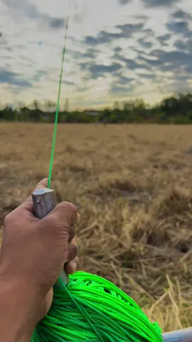 #ว่าวสองห้อง #ว่าว #บรรยากาศยามเย็น #วิวบ้านนอก🍃 #เธรดท้องฟ้า #วิวธรรมชาติสวยๆ #วิวสวย 