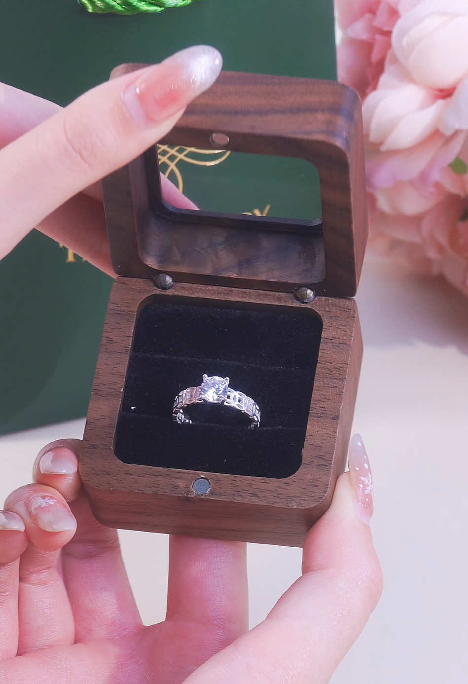 Tết đến nơi rồi mà còn nàng nào chưa chọn được phụ kiện đeo Tết chưa nhỉ??🤔🤔 Inbox ngay TLEE để chúng tớ hỗ trợ nhé😉 #tleejewelry #daychuyenbactlee #lactaybactlee #trangsuc #khuyentaibactlee #nhanbactlee #trangsucbac 