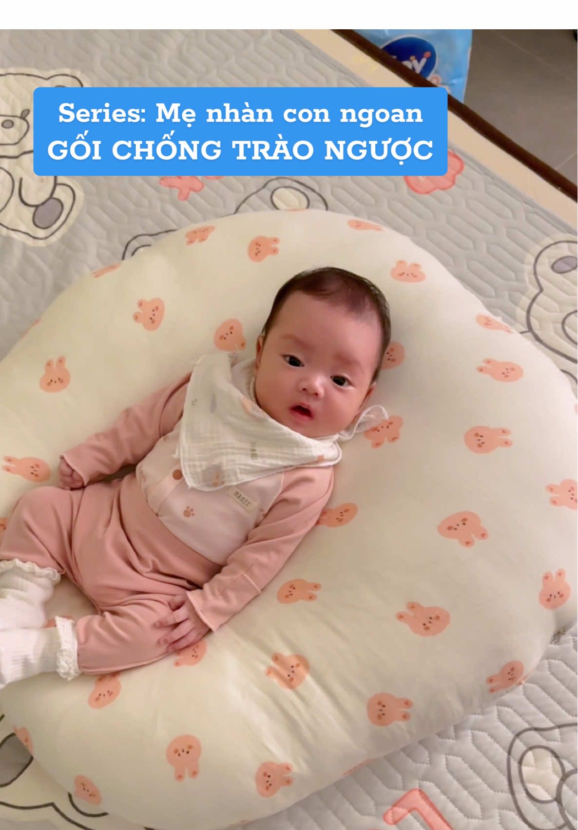 Ai phát minh ra cái gối này xin nhận của tui 1 lời cám ơn sâu sắc, chân ái cho con ti bình luôn đó các mom #vileevu #emMia #mebimsua #emoon #goichongtraonguoc #goichongtraonguocchobe #sacsua #traonguoc 