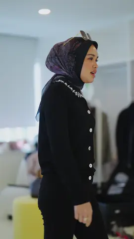 See you at the Runaway Garis Poetih  tomorrow🫶🏻 #fitting #fashionshow #buttonscarves 