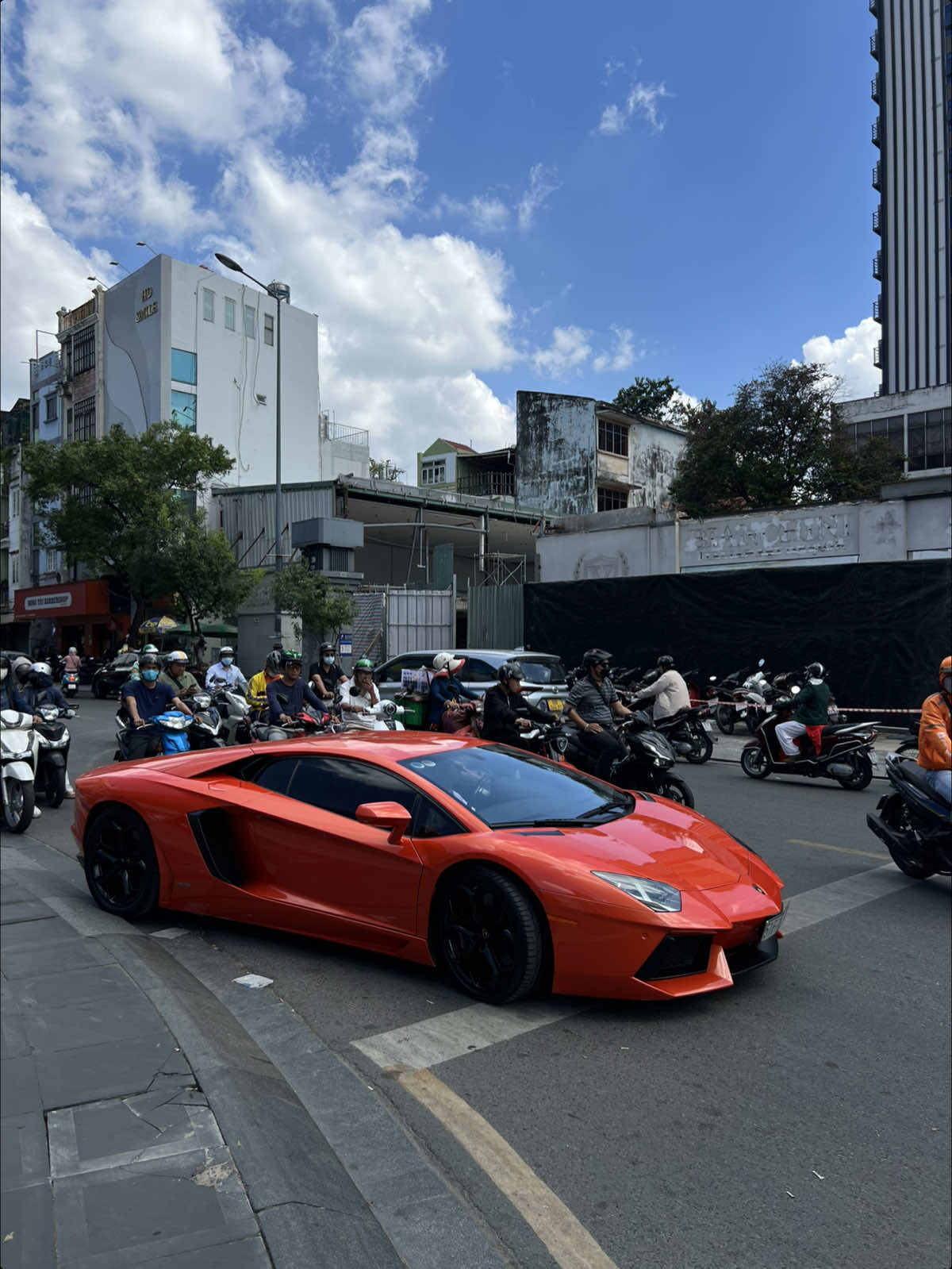 1 trong những chiếc Aventador về VN đầu tiên tính tới thời điểm hiện tại, e nó vẫn còn đẹp 😫😫💸💸 #lamborghini #lamborghiniaventador #aventadorlp7004 #supercar #fyp #carspotting #trungcao #aventadorroadster 