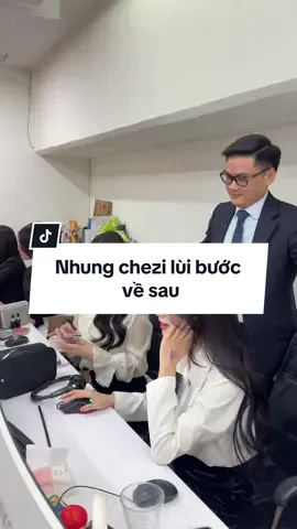 Nhung chezi lùi bước về sau để thấy sếp @Trịnh Duy Daily rõ hơn