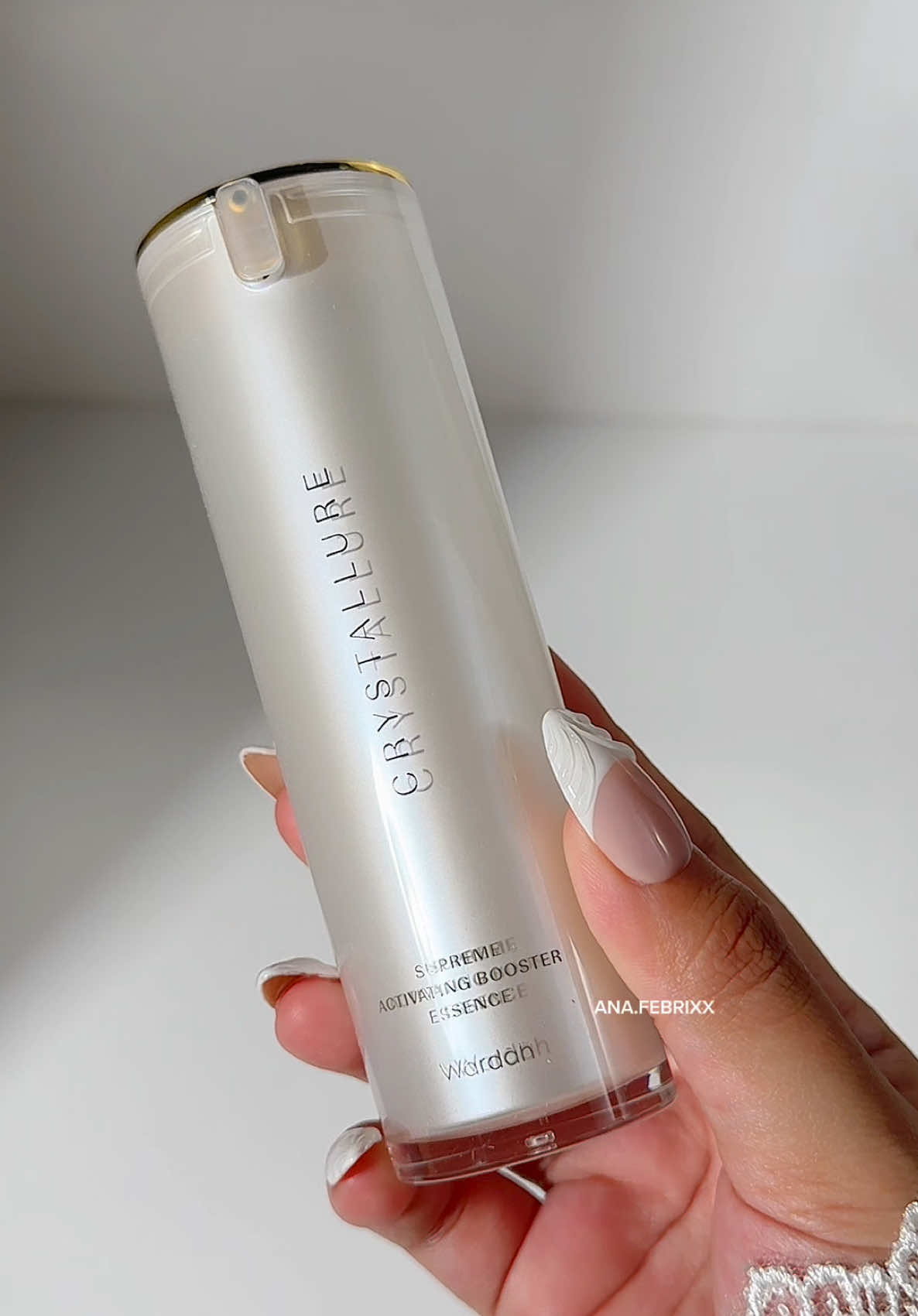 Skincare yang wajib dibawa selama liburan! @Crystallure supreme activating booster essence