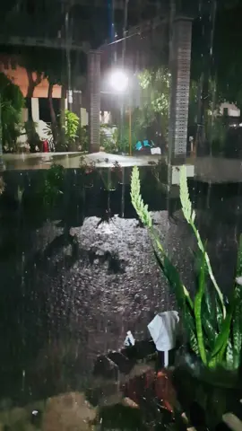 Nih ada mentahan video lagi,, hujan dimalam hari,,. prank temen lagi kejebak hujan,,  #videomentahan #mentahanvideo #rain #hujan #night #prank 