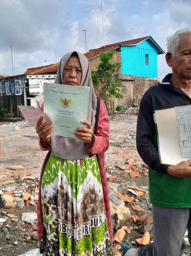 Ibu Carinah Pemilik Sertipikat yang rumahnya dirobohkan minta keadilan seadil adilnya #fyppppppppppppppppppppppp #prabowo #gibran #wartanasional #mewartakankebenaran #wartanasionalmedianetwork #pemalang #pejarakan #danasari #fyp 