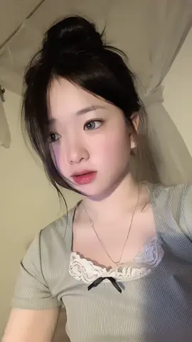 Gợi ý mẫu Lens đeo Tết cho mí nàng đây 🥰 Xám Hồng Baby nhẹ nhàng, trong trẻo, nàng thơ. Đặc biệt là make hay kh cần make cũm đc hết nà #lenschoitet #tet2025♥ 