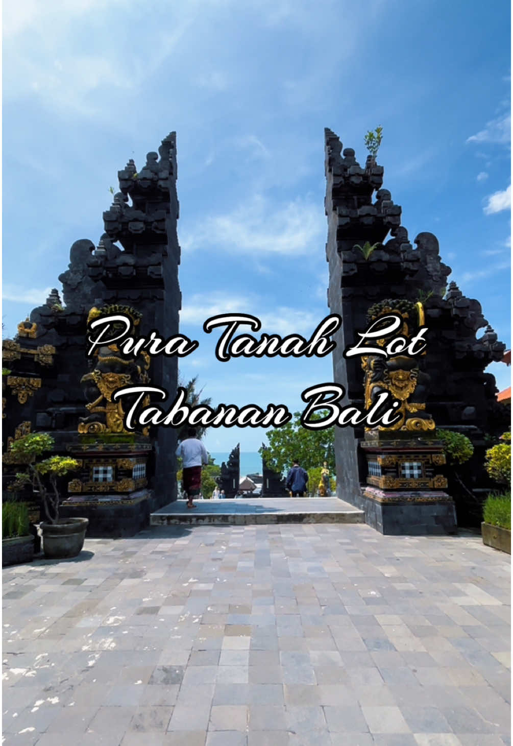 Salah satu destinasi wisata  yang sangat ramai di kunjungi oleh wisatawan lokal atau mancanegar, Kalian yakin gak mau kesini??? 📍Pura Tanah Lot  Tabanan,Bali  #balikami #balikamicom #balikamigroup #balikamiofficial #tabanan #tanahlot #pura 