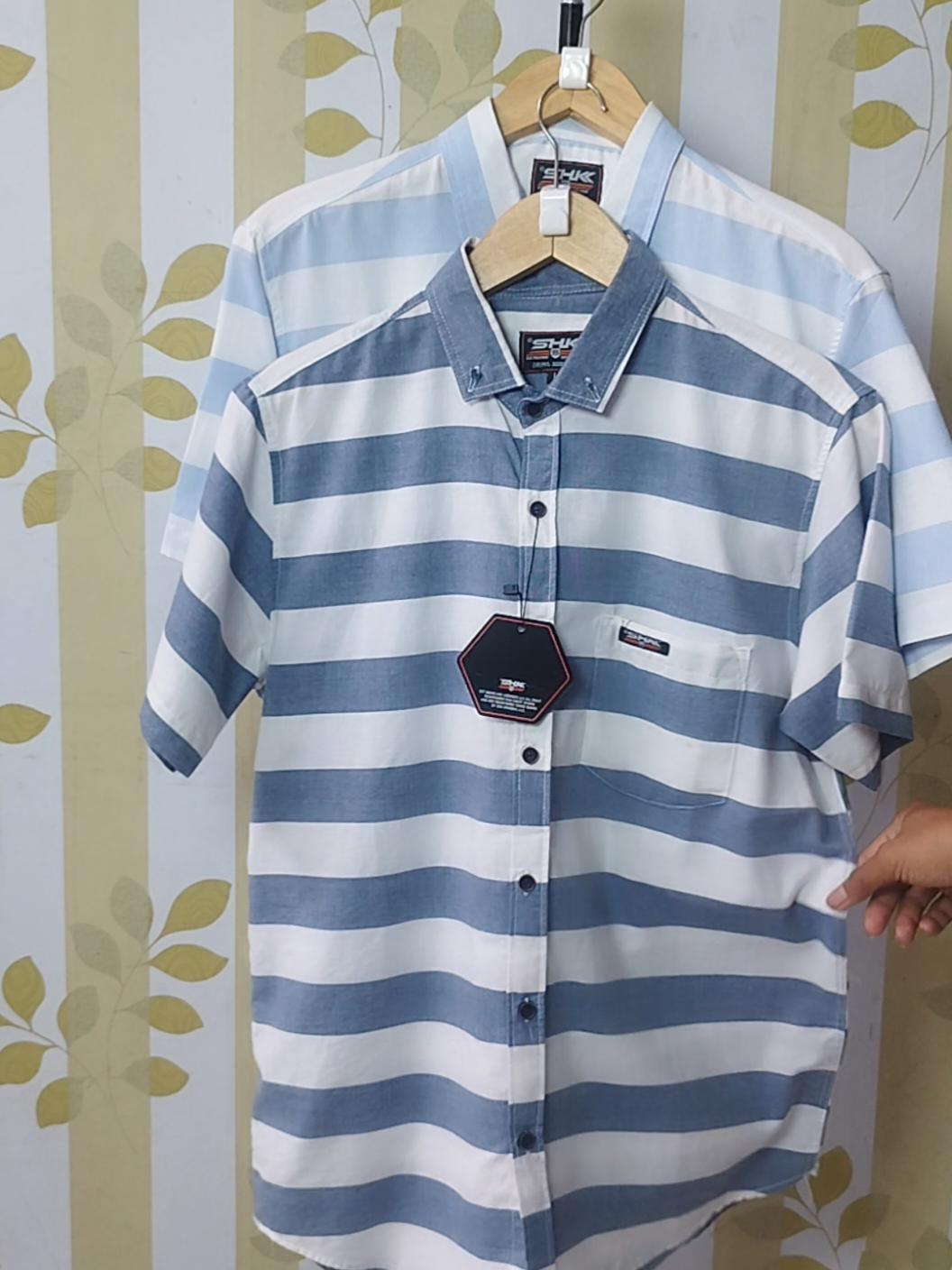 kemeja stripe motif salur horizontal. warna soft white blue dan white soft blue termasuk warna yang paling banyak di order, #kemejacowok #kemejacasual #Kemeja #kemejacowo #atasanpria #kemejalebaran #bajusalur #kemejasalur #kemejastripe #kemejamurah #atasanmurah 