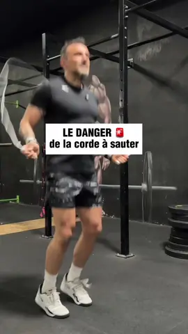 LE DANGER DE LA CORDE À SAUTER 🚨 Attention : si vous commencez la corde à sauter, voici ce qui risque d’arriver... vous pourriez vraiment transformer votre corps et votre santé ! 😱🔥 C'est l’un des exercices cardio les plus efficaces pour brûler des calories. En sautant régulièrement, voici ce qui vous attend : ✅ Perte de poids rapide ✅ Amélioration de votre endurance ✅ Renforcement de tous vos muscles ✅ Un corps plus athlétique ✅ Des poumons plus performants Alors, prêt(e) à relever le défi ? 🚀 📲 Clique sur le lien dans ma bio pour télécharger mon EBOOK gratuit et découvrir mes programmes fitness ! #fitnessmotivation #jumprope #pertedepoids #fitlife #cordeasauter 