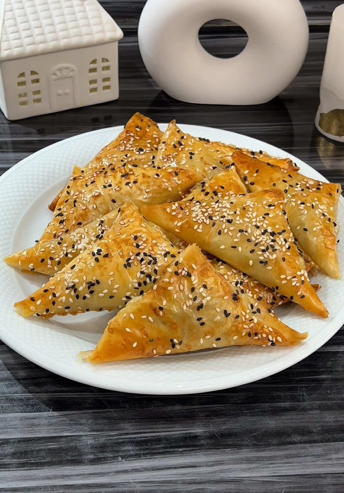 Ленивая самса  (Можно на ПП) Ингредиенты Тесто фило (можно также сделать из лаваша) Фарш (у нас был из телятины, можно использовать куриный) - 350 гр Лук репчатый - 1 шт Соль и перец - по вкусу Яйцо - 1 шт. Кунжут  Тщательно вымесите фарш до однородности. Разрезать тесто или лаваш на полоски. На край теста положите ложку фарша и завернем в виде треугольника, край теста спрячем внутрь заготовки. Смажем яйцом и посыпем кунжутом. Выпекаем при 190* ~ 20/25 минут.  Вкусная, сочная, хрустящая и простая в приготовлении самса готова к подаче на стол.  Приятного аппетита 😋  Спасибо за ❤️