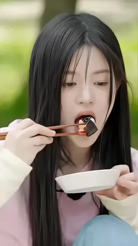 minju fancam 🥡🥢#minju #illit #eatingfancam #asmr #asmrsounds #idolfancam #idoleating #kpopfancam #kpopeating #mukbang #cute #fypシ゚ #fypage #fyppppppppppppppppppppppp @TikTok @TikTok Thailand @ILLIT 