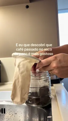 Sempre usei coador de papel, mas agora experimentei de pano e amei 😂 vc usa qual? #cafe #cafecoado #coadordepano #cafezinho 