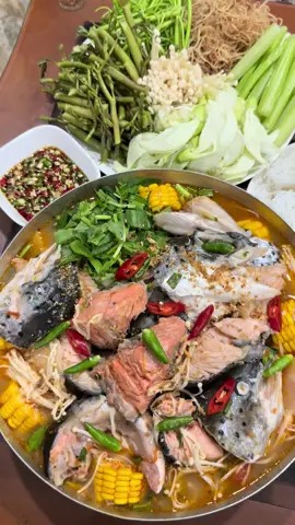 Lẩu đầu cá hồi nấu măng chua mời cả nhà làm miếng 