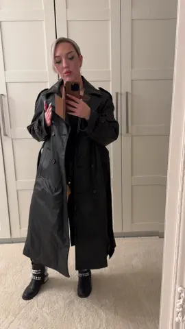 What do you think i‘m wearing under my coat? Answer with emojis 👇 #femmefatale #leather #leathercoat #fashion #boots #ankleboots #combatboots 