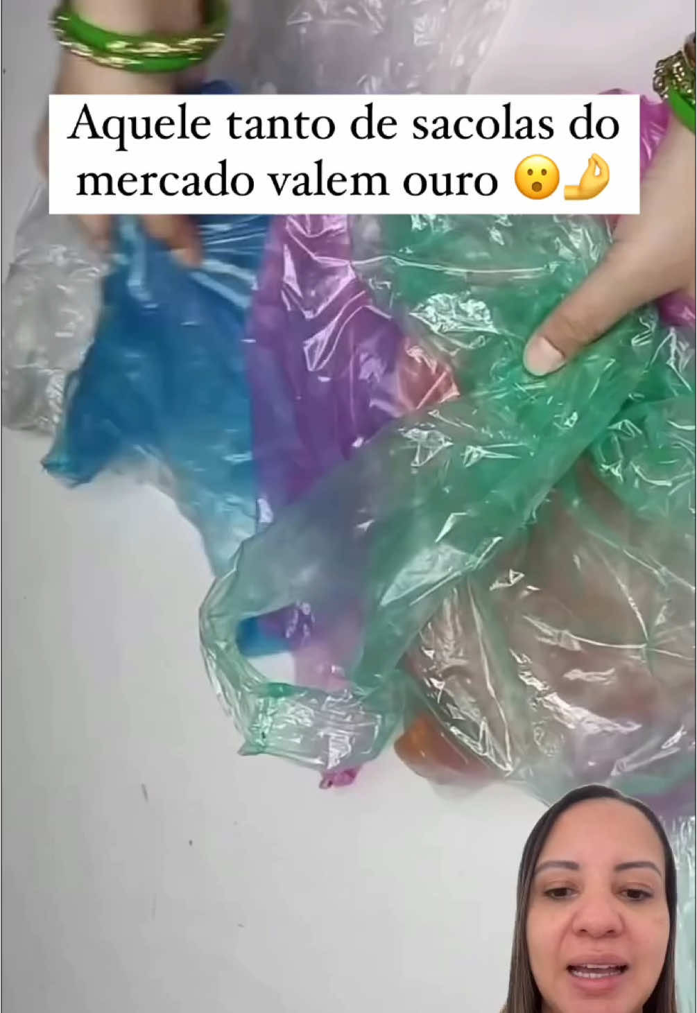 Idéia genial pra você reutilizar as sacolas do mercado e gerar renda. 🫰🛍️ As melhores dicas você encontra aqui. 🤩 🎥 Créditos: @ indian_vlogger_pinki 👏 #sacola #carnaval #artesanato #reciclagem #sustentabilidade 