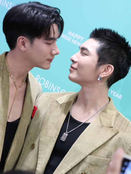 ah menggemaskan ganteng banget  MEWTUL CNY AT ROBINSON #RobinsonXMewTul #RobinsonCNYxMewTul #MewSuppasit  #Tul_Pakorn #มิวศุภศิษฏ์ #Tul_Pakorn #mewtul #mewlions #mewsuppasitjongcheveevat #tulpakornthanasrivanitchai #mewsuppasit21 #mewsuppasit #mewlions91ina #Mewtul #tul_pakorn  #tulpakorn @Mew Suppasit @DNZ @TUL PAKORN T. 