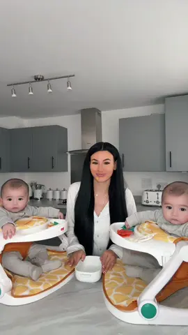 These are so delicious omg🥞🍓🍌 recipe: 2 strawberries 1 banana 1 egg 2 tbsp self raising flour - cook with butter on medium heat until golden🫶🏼