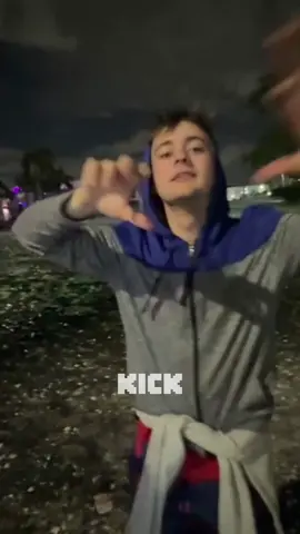 COMO BAILA MOSKI AJASJAJS #mernuel #moski #elmoski #fyp #paraty #foryouu #clips #twitch #reels #kick #shorts #argentina🇦🇷 #viralvideotiktok #humor #funny #futbol⚽️ #fypp #streamer #memestiktok #yankees