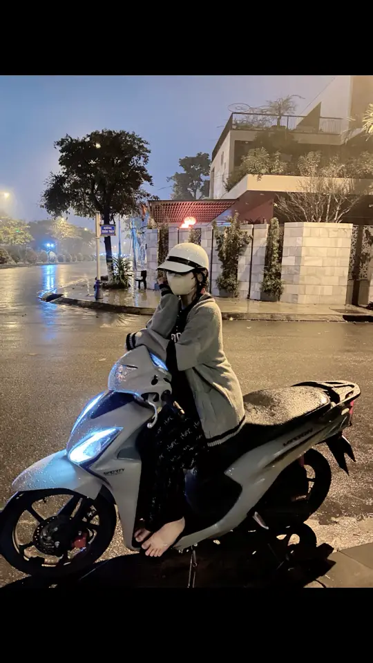 “Trời lạnh, mưa rơi, lòng người lặng. Đôi khi chỉ cần một chiếc xe, một con đường vắng và vài phút thả mình theo dòng suy nghĩ. Có những chuyện không cần kể, có những nỗi buồn chỉ nên giữ lại cho riêng mình.”