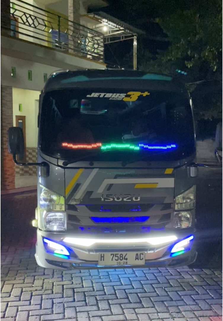 Night Vibes🌠 #sewaelfsemarang #sewahiacesemarang #sewaelfungaran #sewahiaceungaran #rentcarsemarang #elflongadiputro #elfjatenggayeng #emciurban 