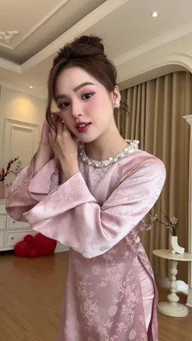 Được em khách gửi cho quả video áo dài nhà #TrangHoangg  đỉnh ko còn từ nào để chê !!! Chính thức hết sạch màu hồngg thưa các bác iuuu 🙆🏻‍♀️💕🩷