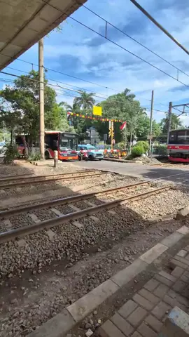 dibawah fly over kalibata city#jakartaselatan #railfansindonesia #kai #commuterline #huntingkereta #krlcommuterline #krl #krljabodetabek #railwaystation #railway #railwaystiktok #railwayphotography #jakarta 