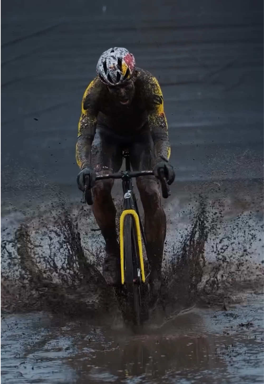 Man vs mud 🇧🇪 Wout Van Aert in his natural habitat 🧱 @Cyclingmedia_agency 🔥 #Cycling #cyclinglife #cycle #bike #bikelife #biker #sport #sports #sportstiktok #tiktokban #massfollowing #rednote #ban 