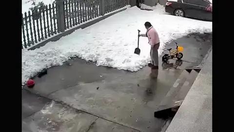 This is WHY You Stay Alert At All Times🤯| Join Us Today @safetyfails_1 - Let’s Increase Workplace Safety #accident #accidents #construction #construção #safety #safetyfirst #maintenace #risk #risky #firesafety #training #fails #cranefails #welding #warehouseworker #transportation #osha #forklift #forkliftoperator #forkliftcertified #snowfall #winter #icy #ice #shovel