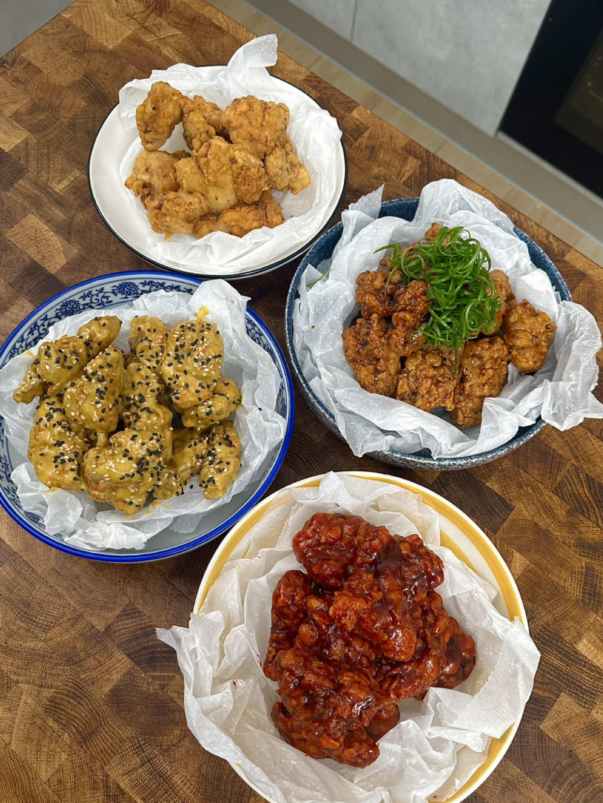 🇰🇷si queréis votar en los TikTok Awards, solo tenéis que buscar “Premios TikTok y ahí os salen todos los nominados!! 💘 a las chicas de verdad nos gusta el pollo frito, y más si es coreano, con salsas pegajosas y adictivas, y un rebozado que hace croinch croinch!!! 📋ingredientESSSS   Salmuera del pollo: *1kg de contramuslos *35g de sal *35g de azúcar *500ml de agua *Aromáticos al gusto Rebozado: *350g de harina de trigo *350g de almidón de patata/maicena *15g de sal *10g de levadura química *1 cucharilla de curry (como colorante) *Agua helada (a ojo, hasta que tenga el espesor del vídeo) Salsa gochujang: *70g de gochujang *30g de kétchup *20ml de salsa de soja *25ml de mirin *35g de miel *10g de azúcar moreno *2 dientes de ajo rallados *20ml de vinagre blanco Salsa de soja dulce: *125ml de salsa de soja *30ml de vinagre de arroz *60ml de mirin *125ml de azúcar moreno *1 diente de ajo rallado *2cm de jengibre rallado *Pizca de chiles secos *Añadir 10g de maicena diluidos en 10ml de agua al final y remover hasta que espese Salsa mostaza y miel: *1 cebolla picada sofrita *1 cucharilla de curry *2 cucharada de mostaza amarilla *1 cucharada de mostaza de Dijon *Media cucharilla de ajo en polvo *3 cucharadas de miel *1 cucharada de vinagre de arroz *2 cucharadas de mayonesa *Chorrito de agua #pollo #pollofrito #cocina #cocinar #comida #comer #Receta #recetafacil #recetas #recetasfaciles 