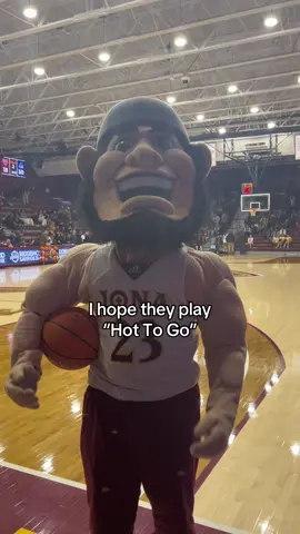 MBB vs Canisius tonight at 7PM. Gael Gate starts at 5:30PM in the LSB Atrium. See you there ✌️ #studentlife #studentsection #hottogo #collegebasketball #mascot #ny #collegestudent 