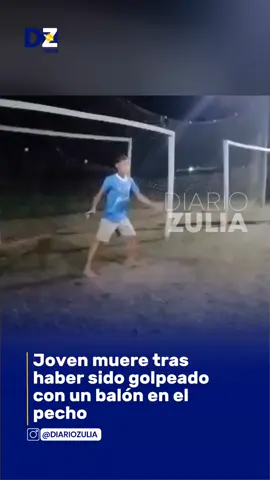 La comunidad de Maués, en el estado de Amazonas, en Brasil, se encuentra conmocionada por la trágica muerte de un joven portero ocurrida en medio de un torneo en la madrugada del pasado 6 de enero. Según lo relatado por los testigos, Edson Lopes Gama, de 16 años, falleció tras recibir el impacto de un balón en el pecho. En las imágenes registradas por los presentes, se observa cómo el joven se desplomó después de lo sucedido. A pesar de la reacción inmediata de sus padres, quienes intentaron trasladarlo al centro asistencial de salud más cercano, las dificultades causadas por la sequía de los ríos en la región retrasaron el trayecto. La familia arribó al hospital pasado el mediodía, pero para ese momento el joven ya no presentaba signos vitales. La muerte del prodigio del fútbol dejó a sus familiares sumidos en la tristeza y la conmoción. Nota: El Tiempo.  #videoviral #video #brasil🇧🇷 #venezolanosenelmundo 