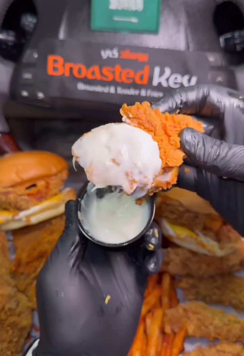 Would u eat…? #fyp#eatincar#foodincar#onwaaay#fastfood#carlover