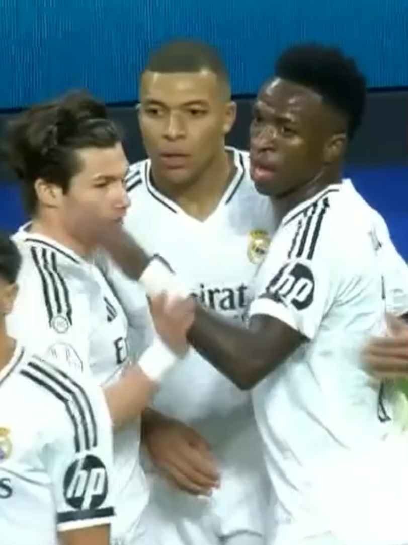 ¡POLÉMICO EL PRIMER GOL DEL #MADRID! 🤯 Jugada que pudo ser penal para el #CeltadeVigo, el árbitro decidió no marcarlo y en el contragolpe, #Mbappé puso el 1-0. 👀               #Copadelrey #LaLiga #RealMadrid