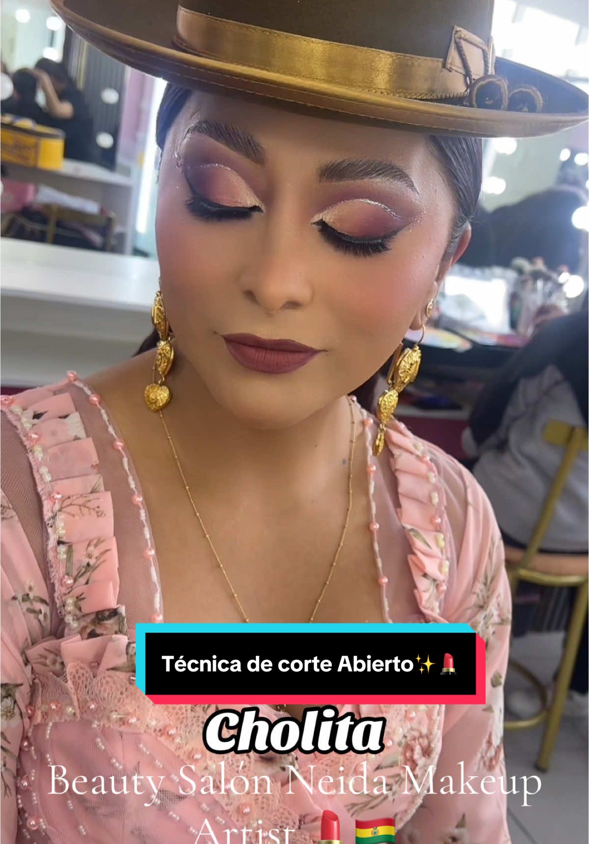 MAQUILLAJE CHOLITA GLAM✨resalta y brilla #neidaticonamakeup#bolivia🇧🇴#maquillajeprofesional #lapaz_bolivia🇧🇴#parati#makeup #fypシ゚#viral#tiktok#mua😘#fyp #parati#lapaz_elalto_bolivia🇧🇴#tiktok#xyzbcabcaxyz✨